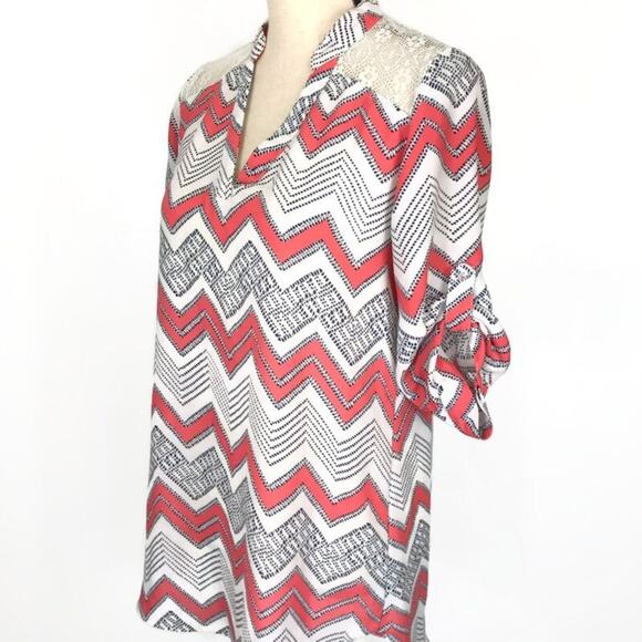 IZ Byer Tunic Top Chevron Print Women’s Sz Med Pink White 3/4 Roll Tab Sleeve - Picture 2 of 8